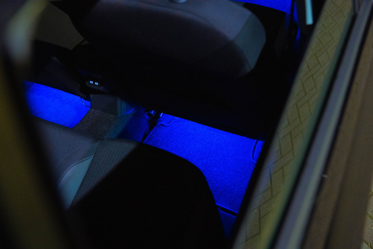 RGBIC LED in auto met blauwe verlichting