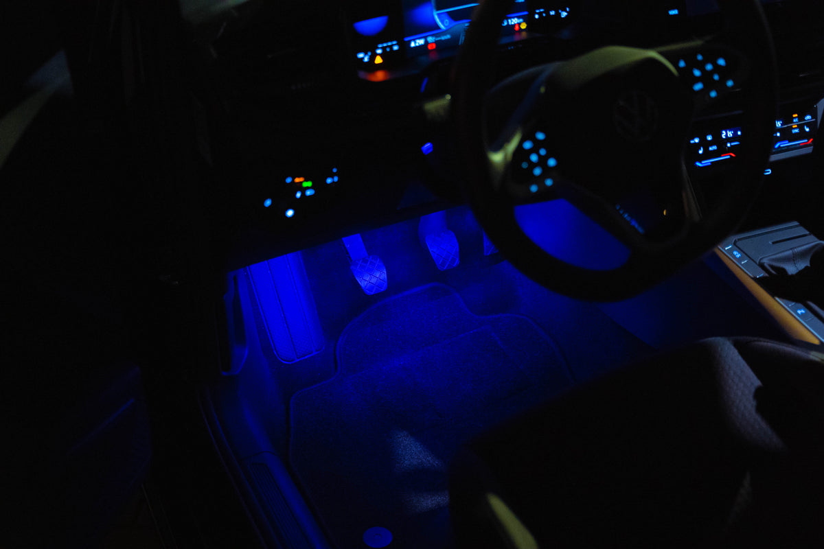 LED-voetenverlichting in auto met blauwe verlichting