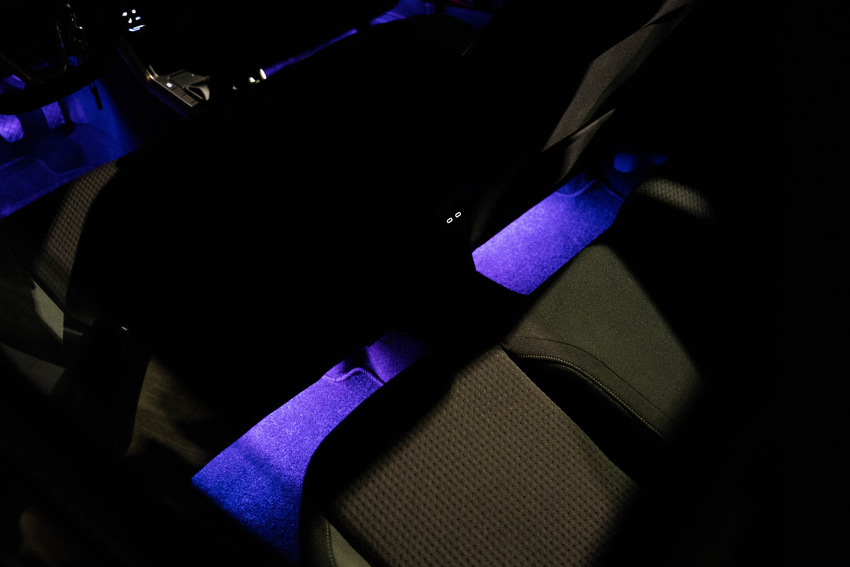 RGBIC LED-voetenverlichting in auto met paarse verlichting